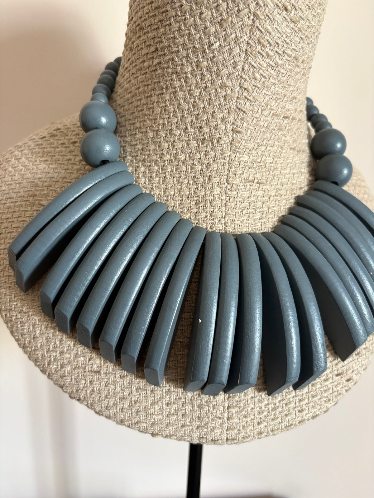 COLLAR PAPÚA GRIS
