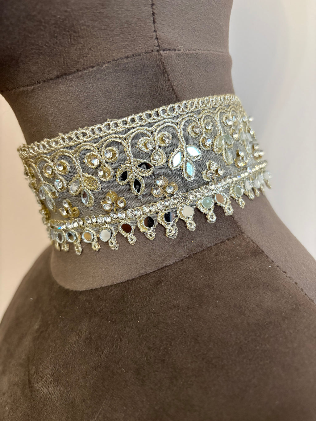 COLLAR MANTILLA