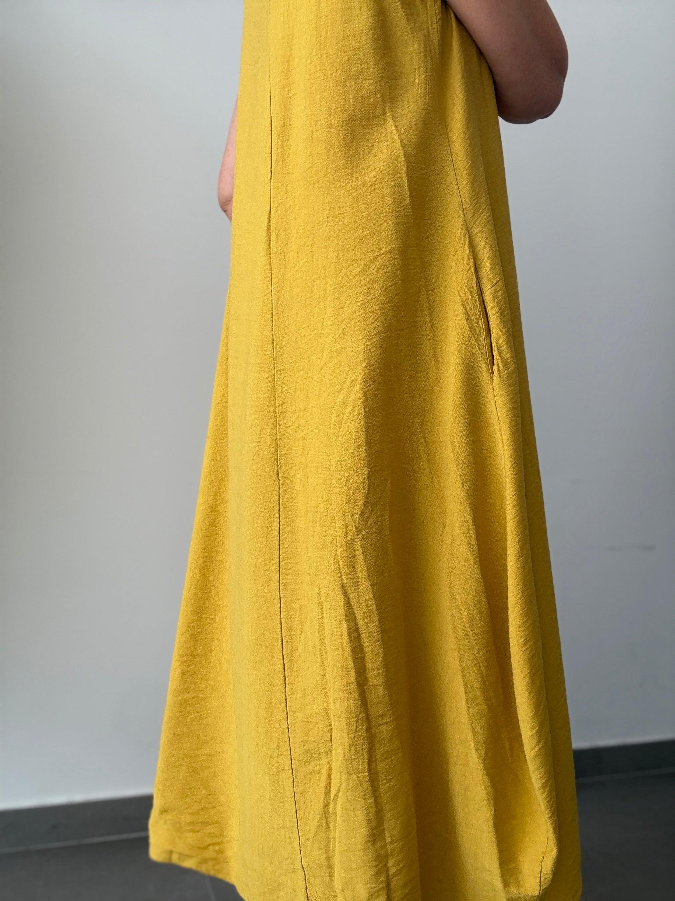 VESTIDO ABANICO MOSTAZA