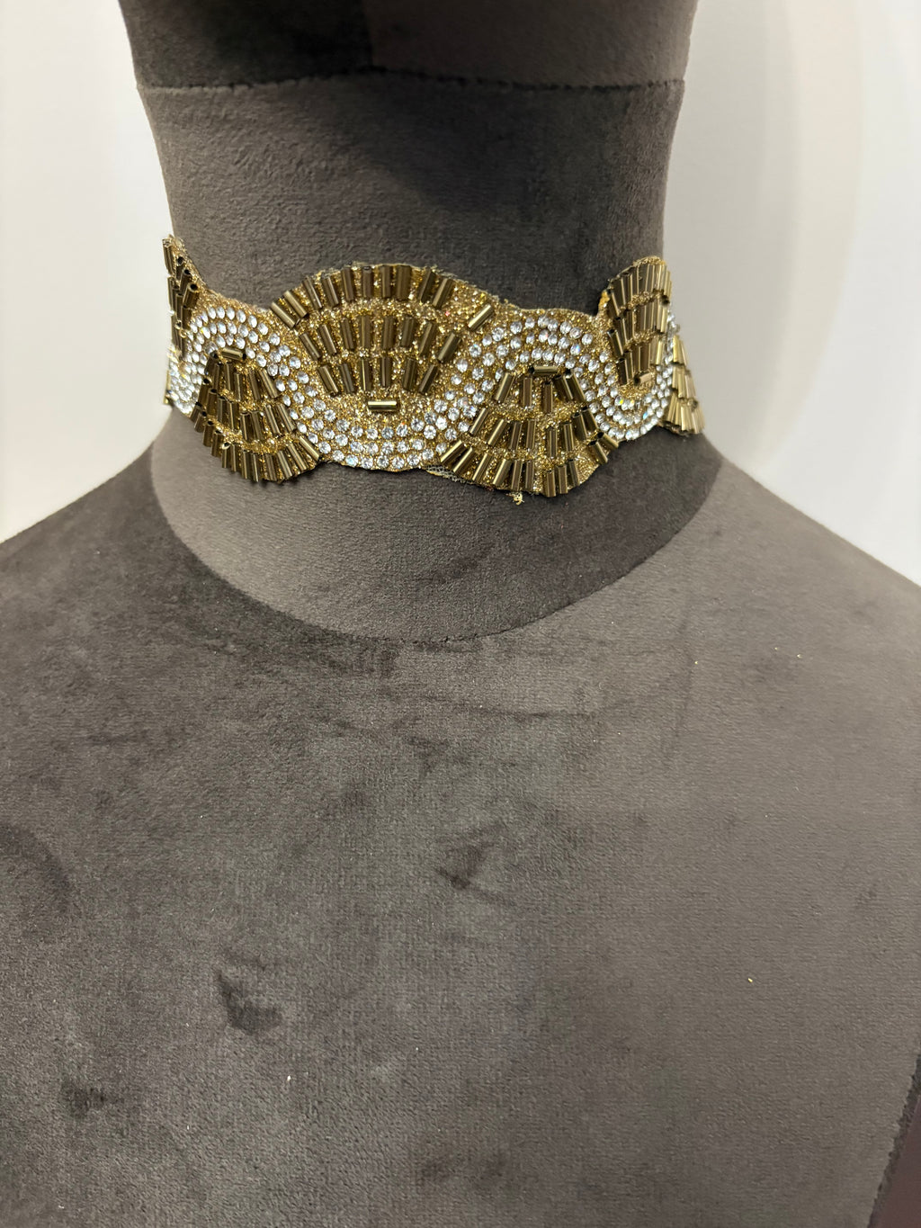 COLLAR TUDOR DORADO