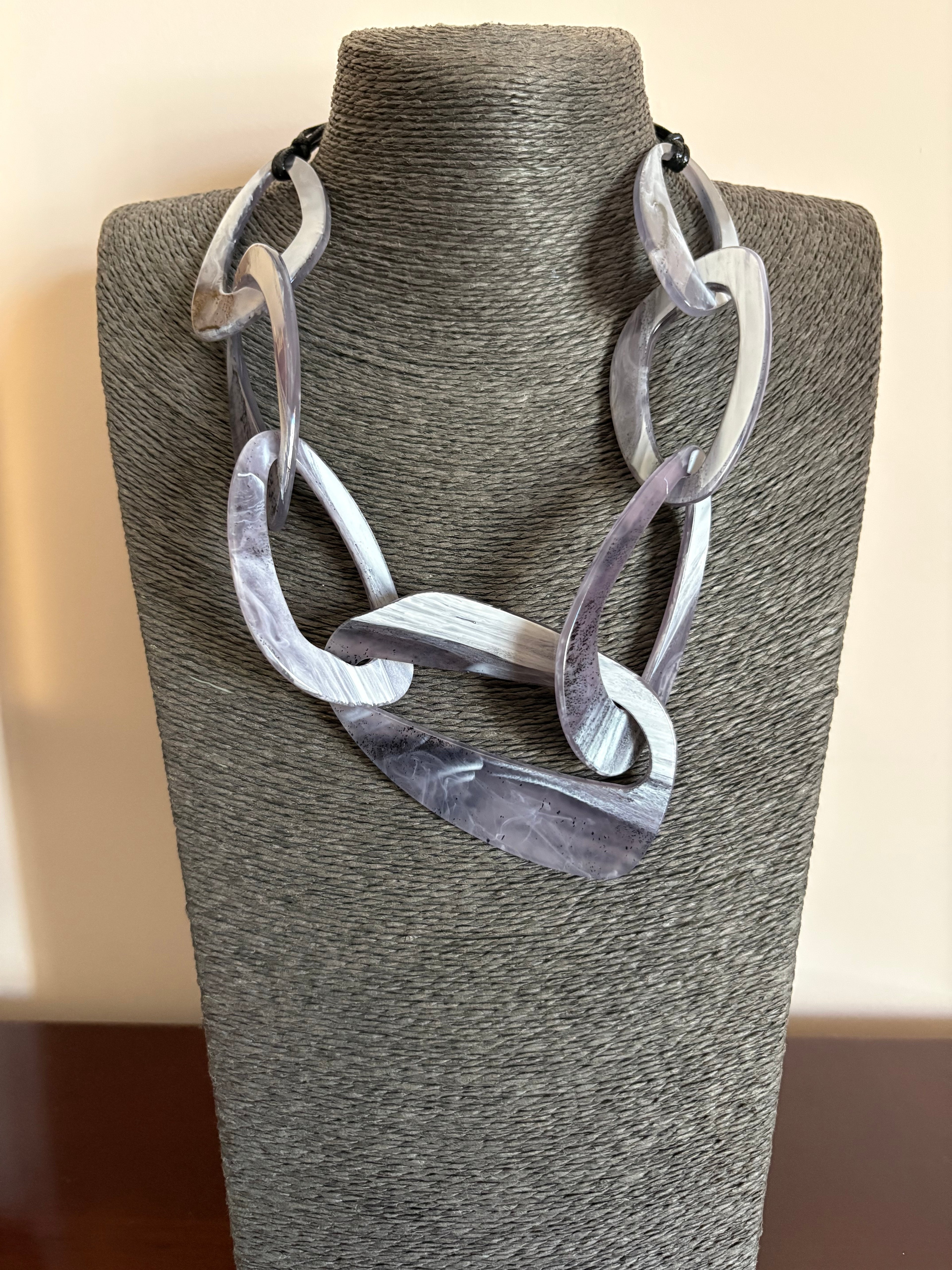 COLLAR RÍO VETA GRIS