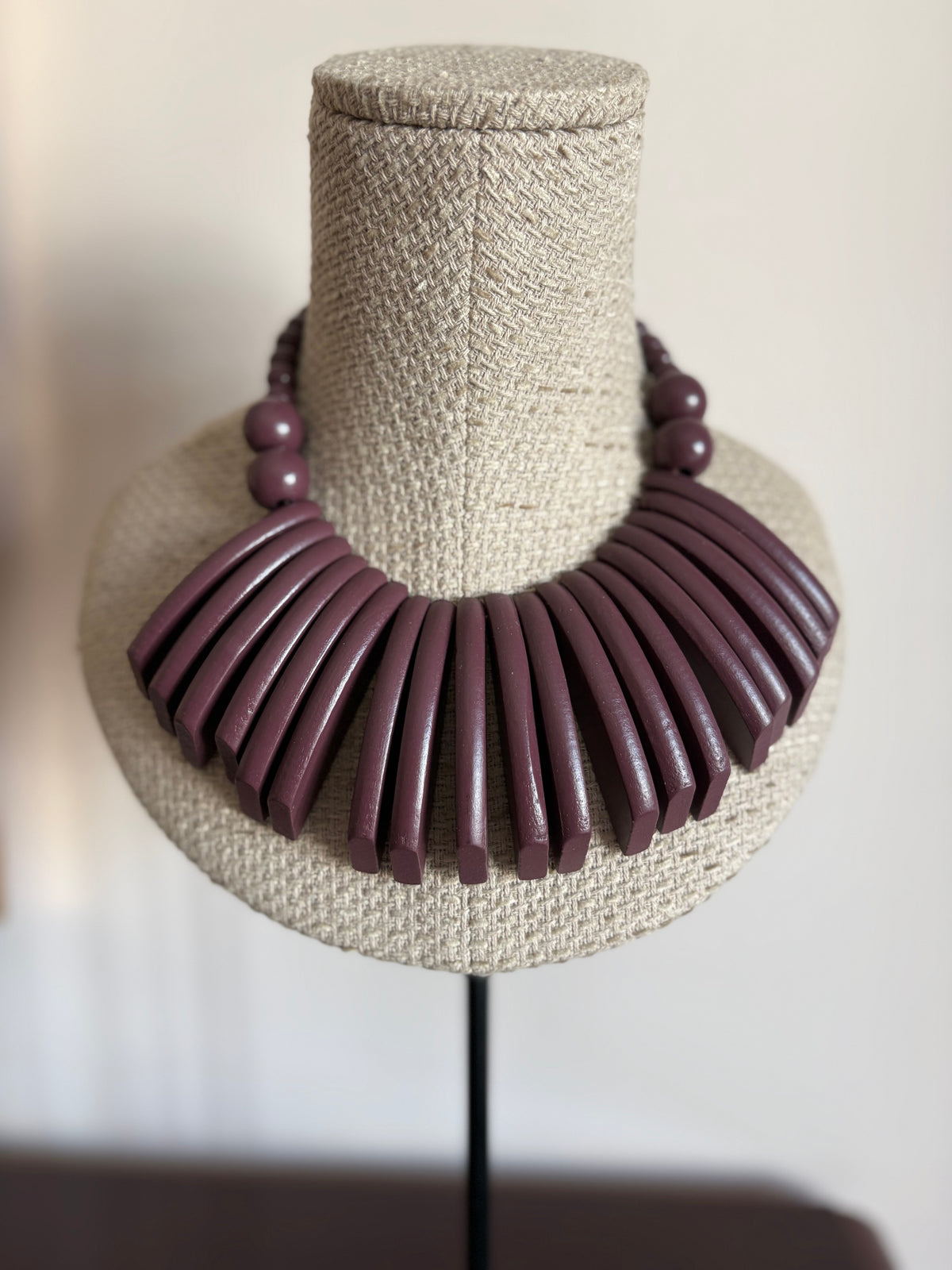 COLLAR PAPÚA BERENJENA