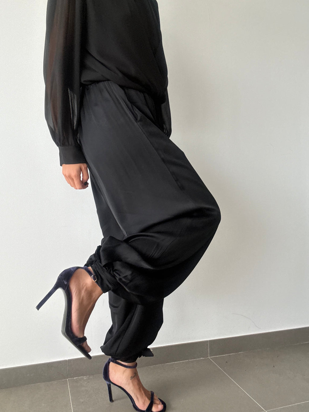 PANTALÓN LINEA NEGRO