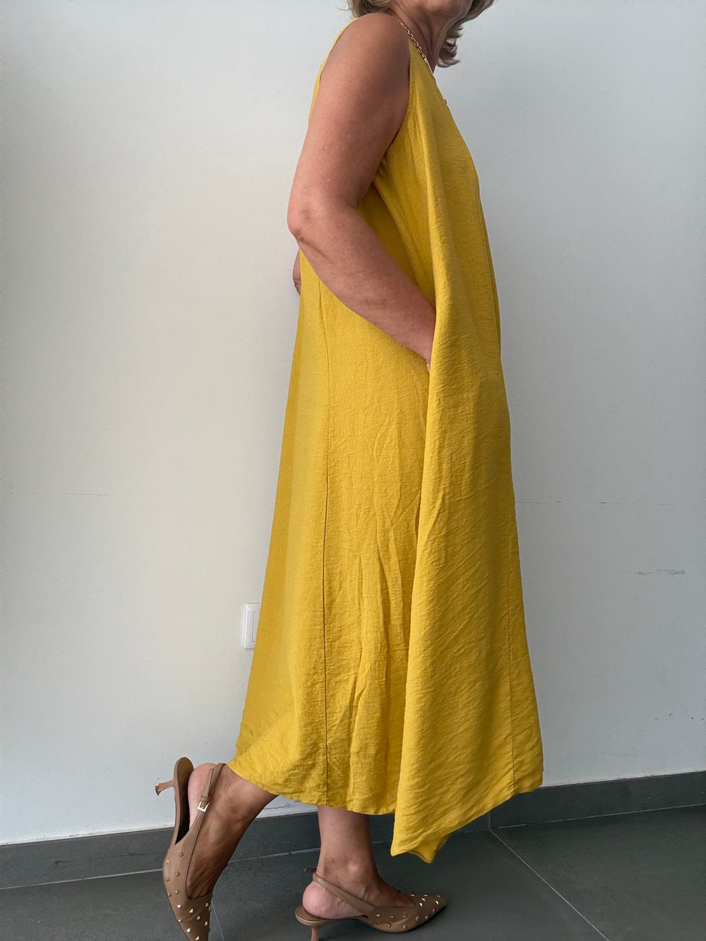 VESTIDO ABANICO MOSTAZA