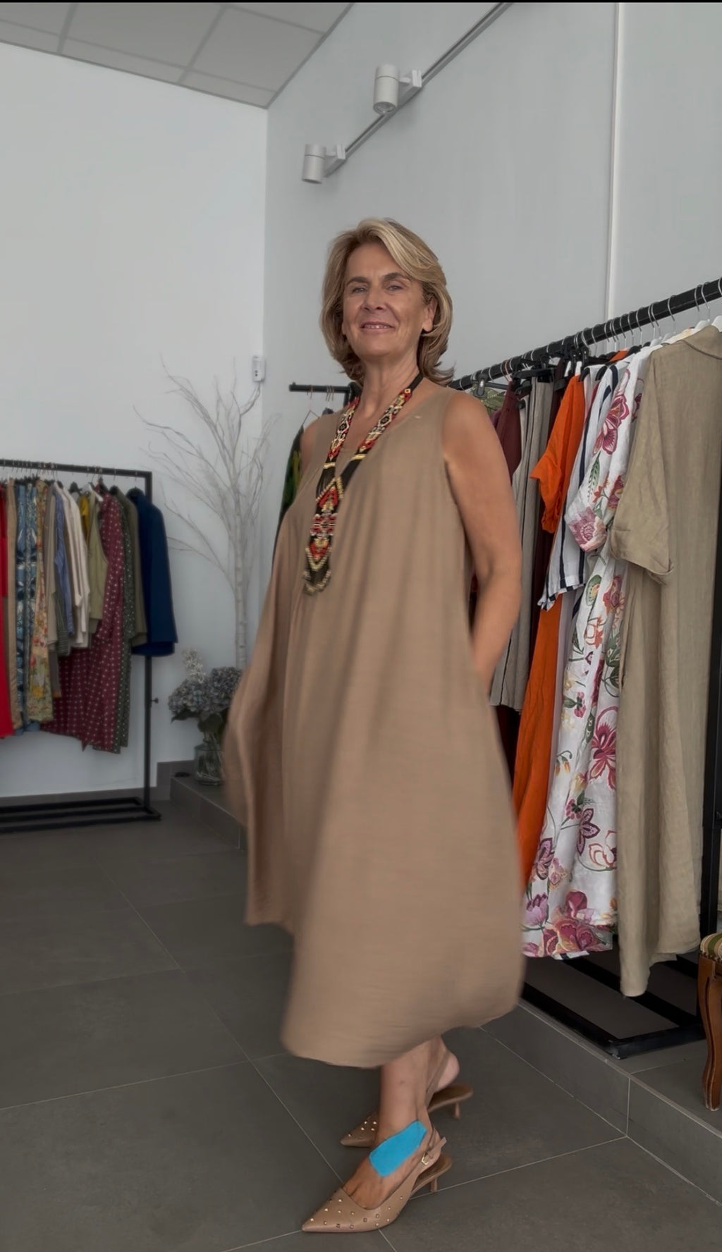 VESTIDO ABANICO CAMEL
