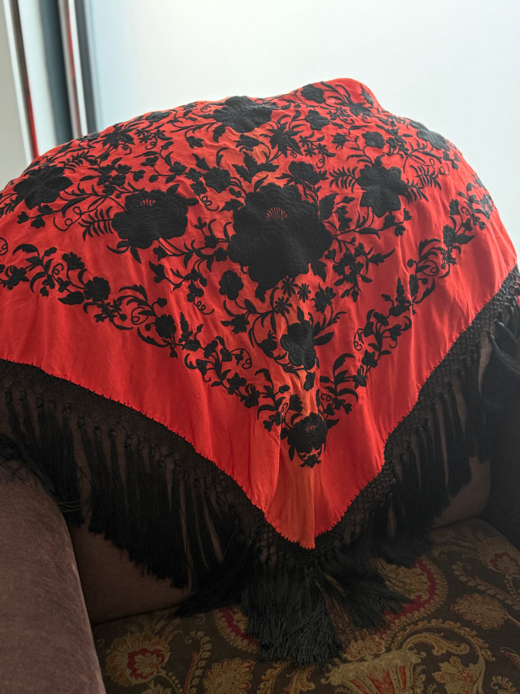 MANTÓN NEGRO ROJO