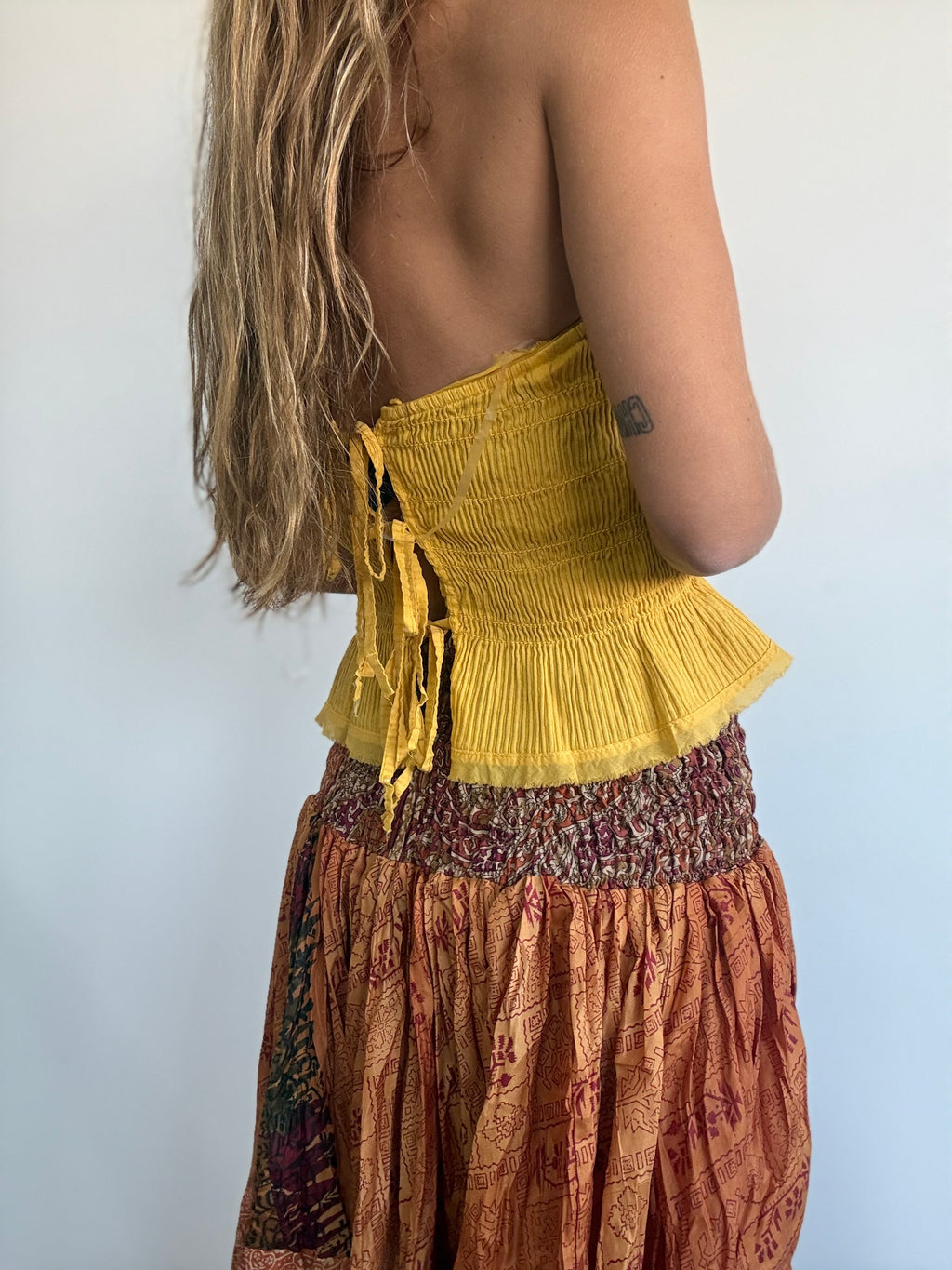 TOP HALTER NIDO ABEJA AMARILLO