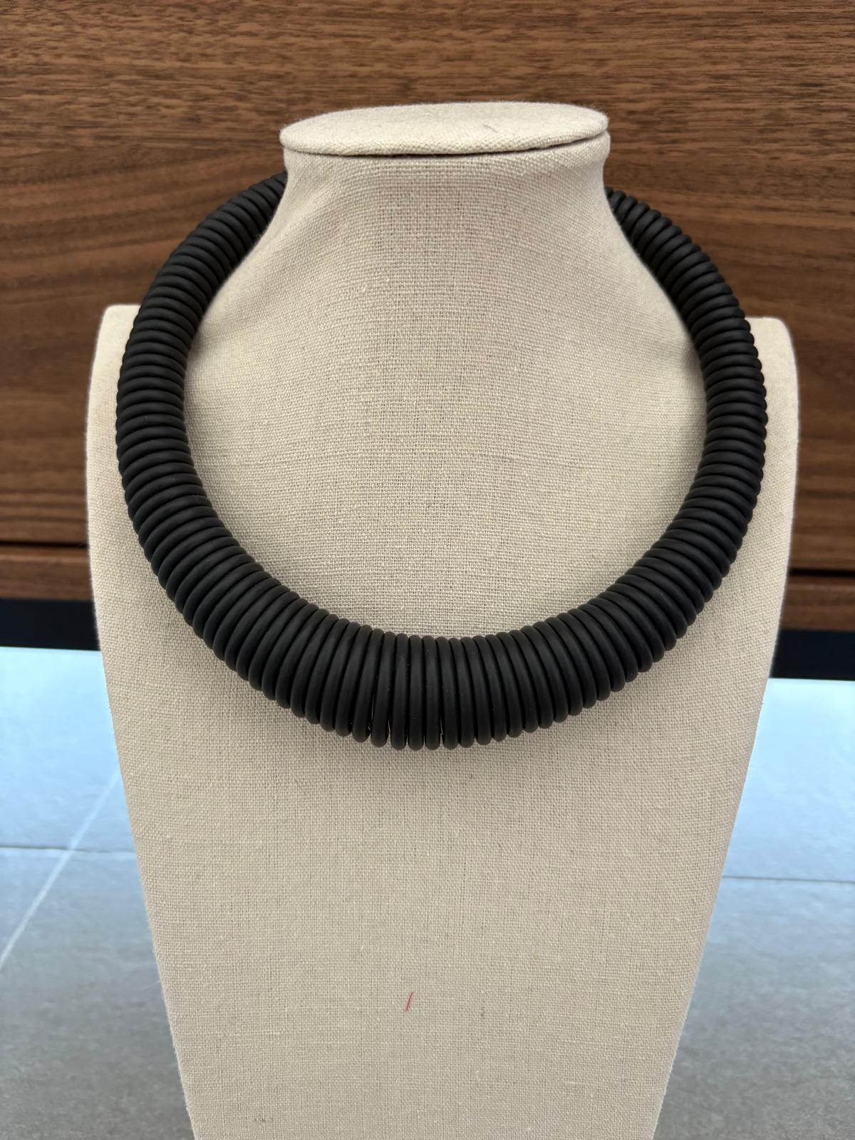 COLLAR ESPIRAL NEGRO