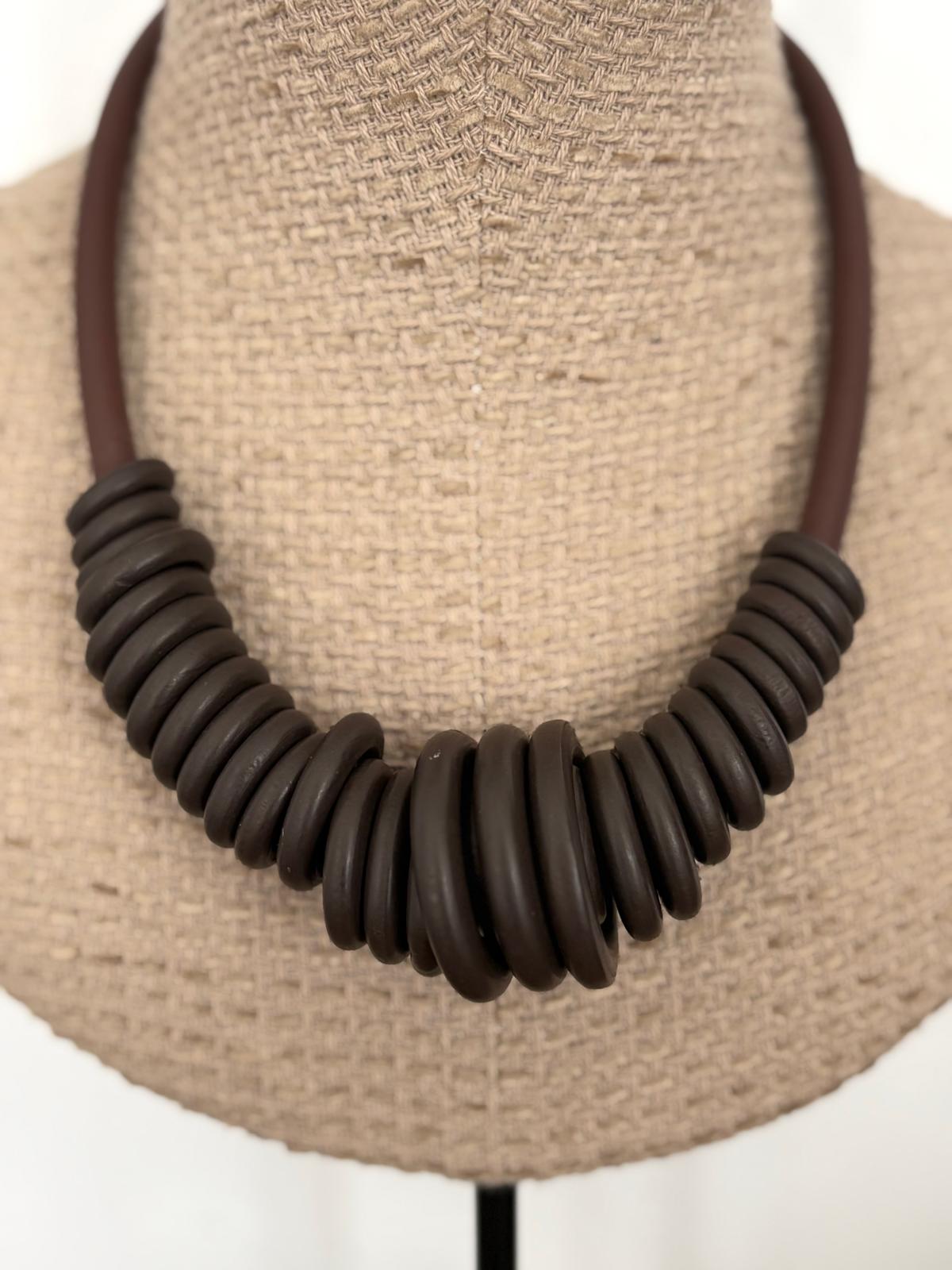COLLAR CAUCHO MARRÓN