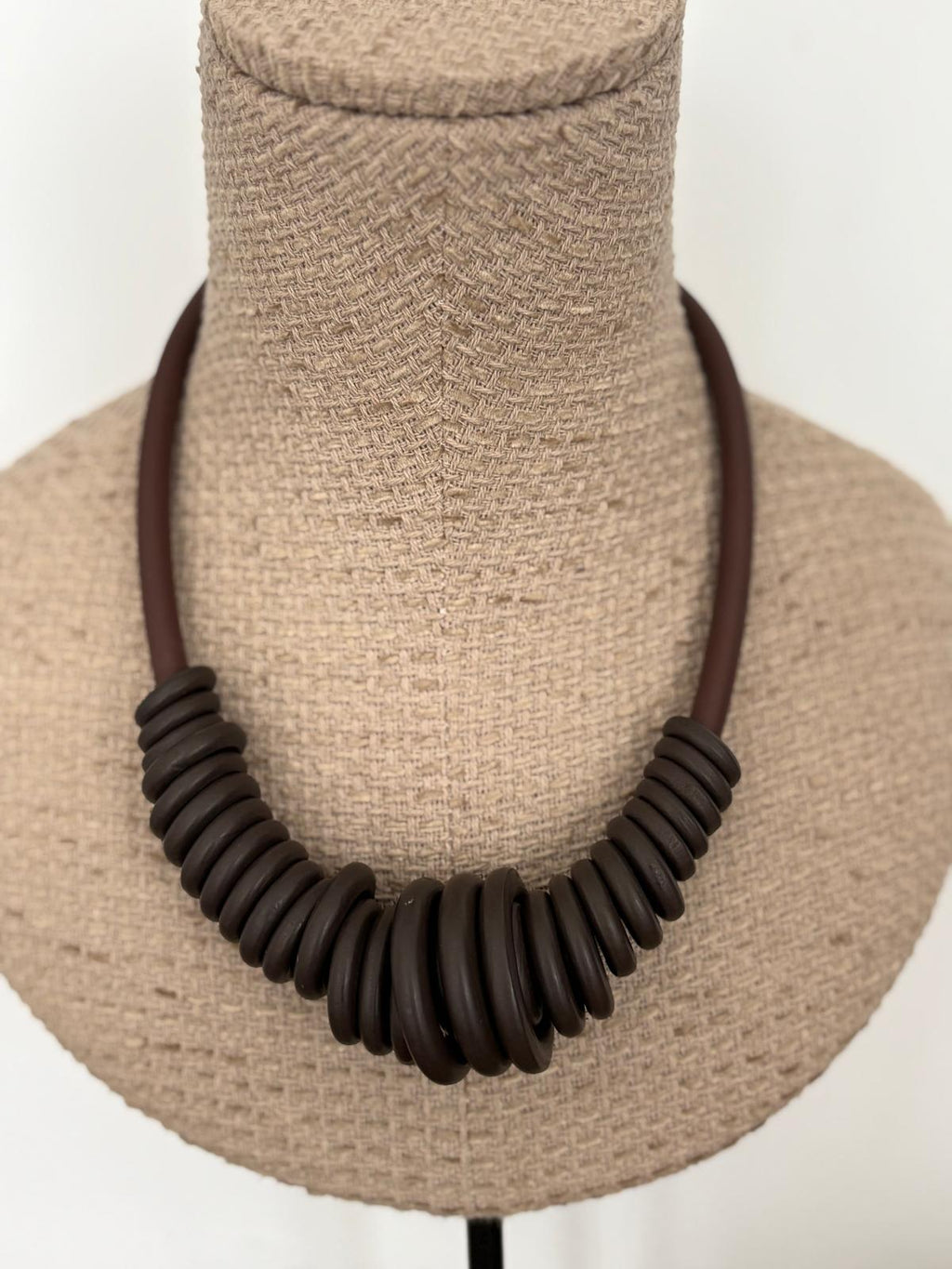 COLLAR CAUCHO MARRÓN