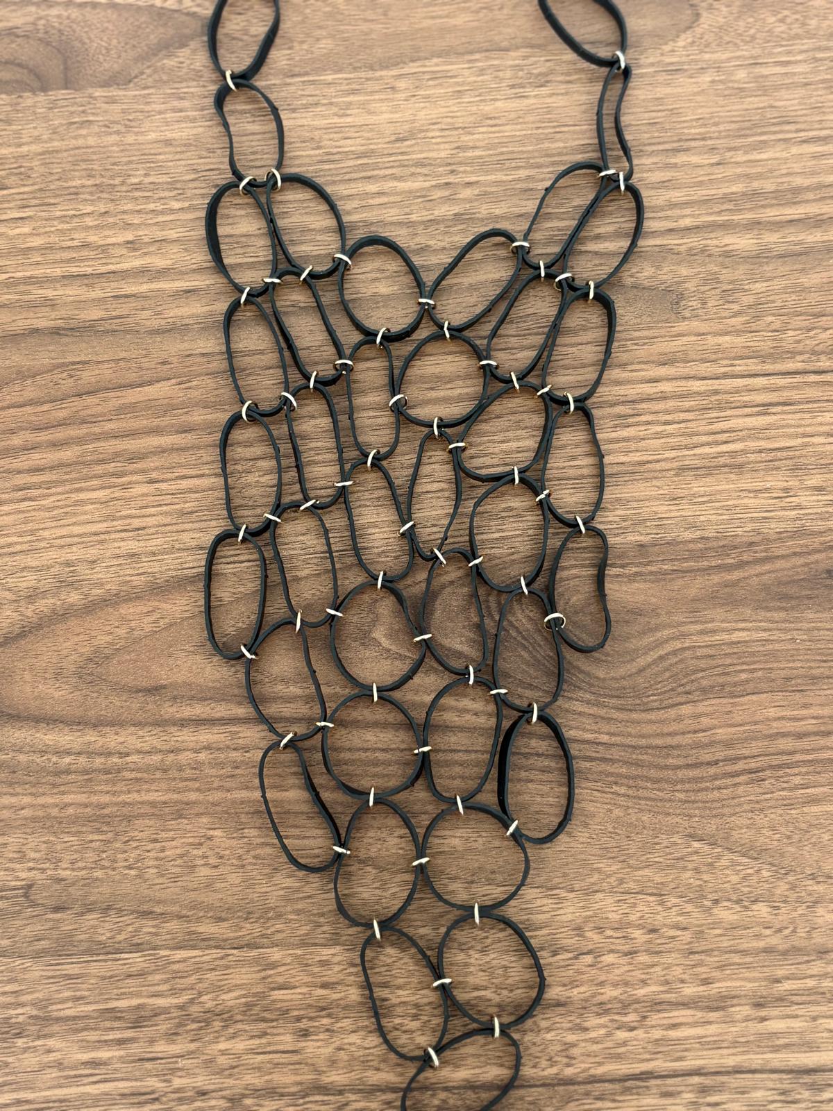 COLLAR ENREJADO NEGRO