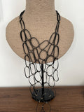 COLLAR ENREJADO NEGRO