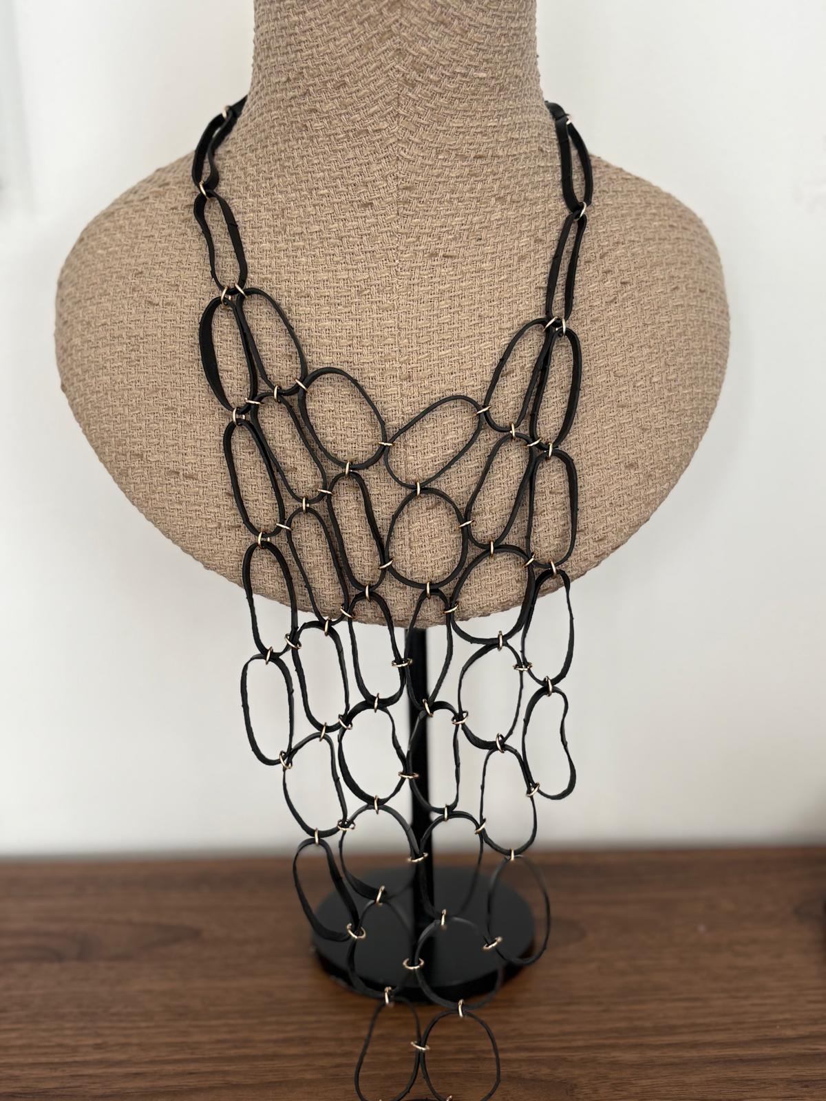 COLLAR ENREJADO NEGRO