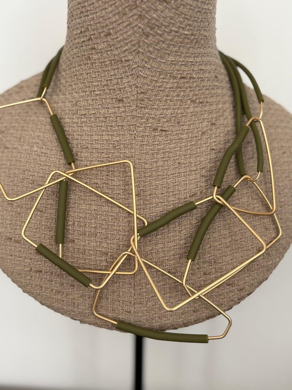COLLAR CUBER OLIVA