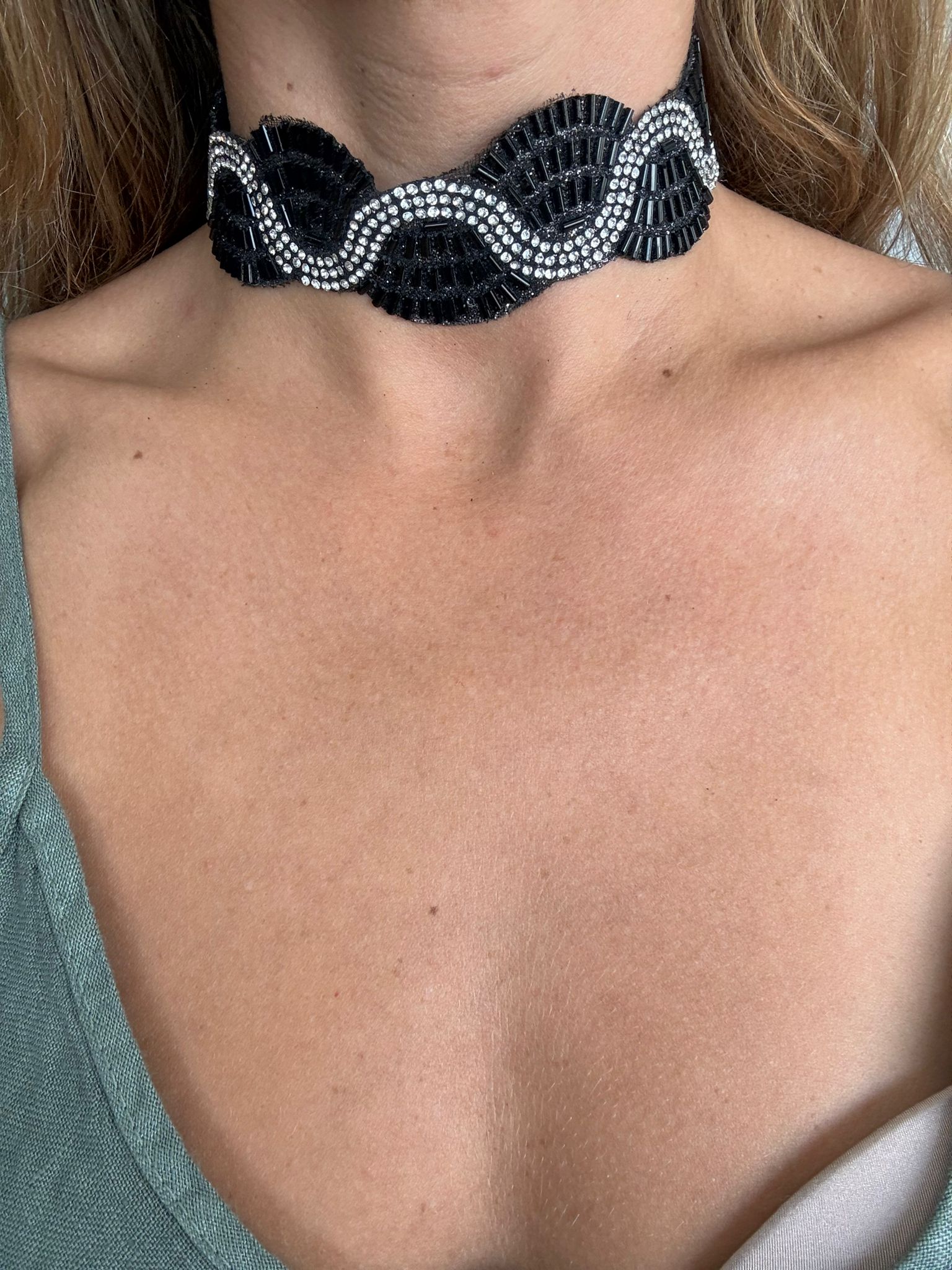 COLLAR-CHOKER ONDULADO NEGRO
