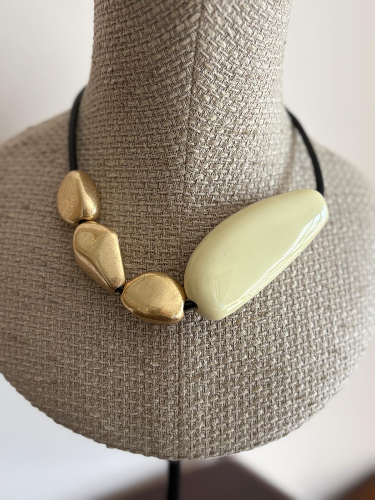 COLLAR -GARGANTILLA SUIZA MARFIL