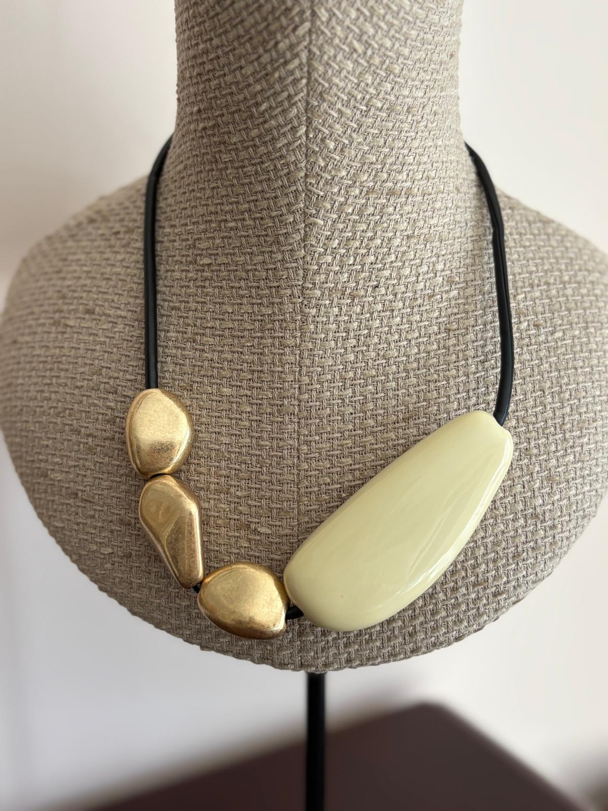 COLLAR -GARGANTILLA SUIZA MARFIL