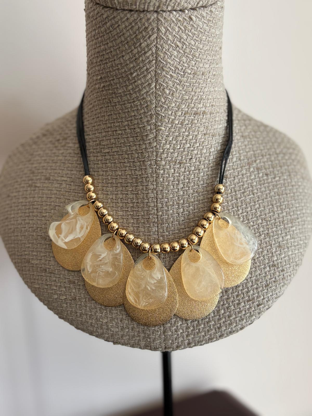 COLLAR SUECIA MARFIL