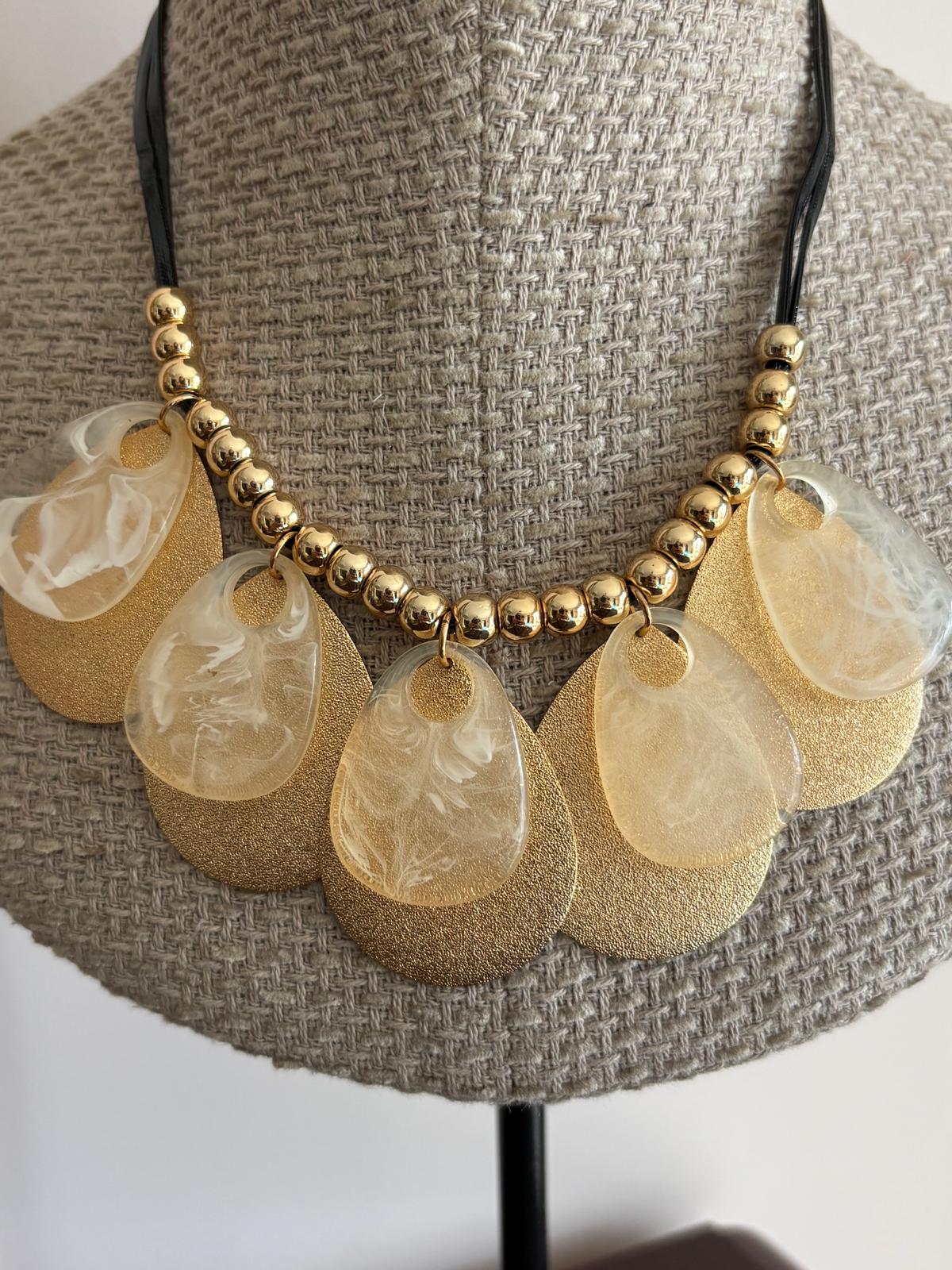 COLLAR SUECIA MARFIL