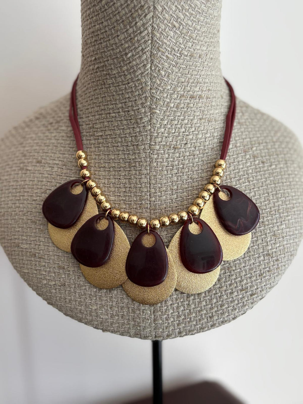 COLLAR SUECIA BURDEOS