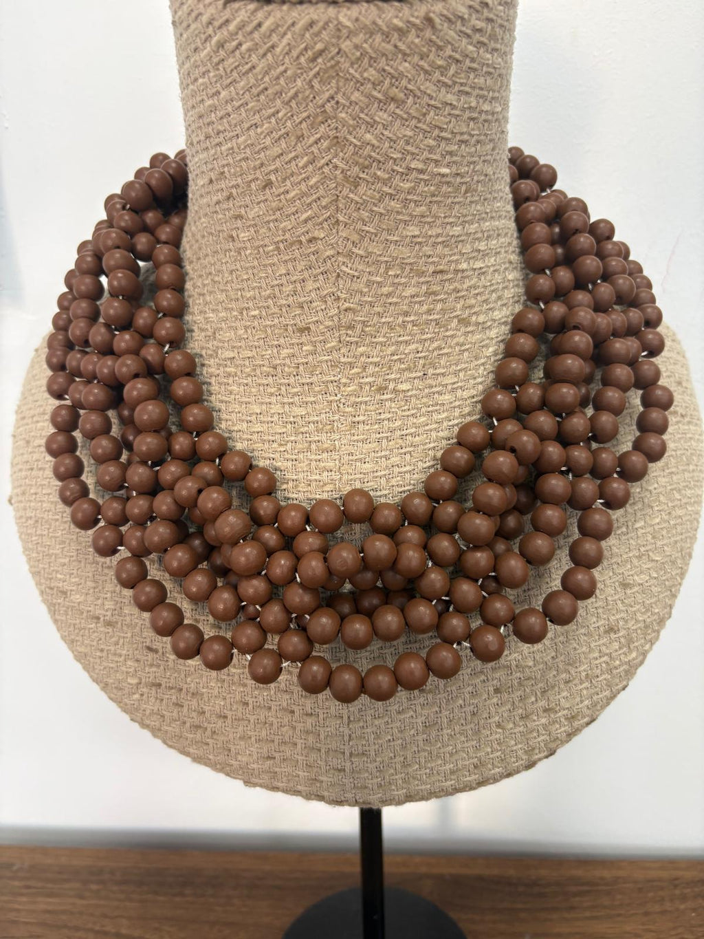 COLLAR BABERO MARRON