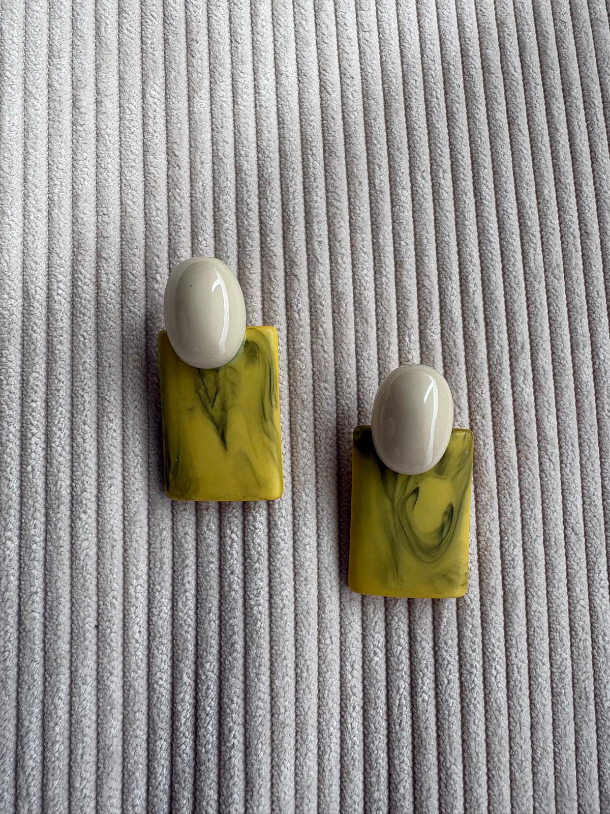 PENDIENTE PLAQUETA AMARILLO