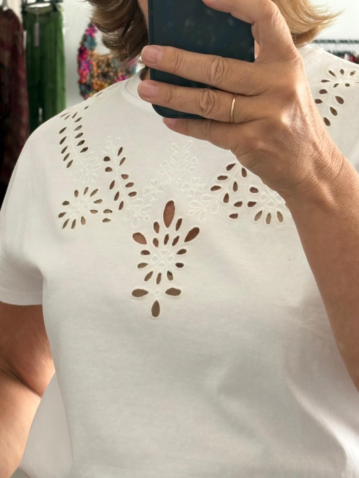 CAMISETA PERFORADA BLANCA