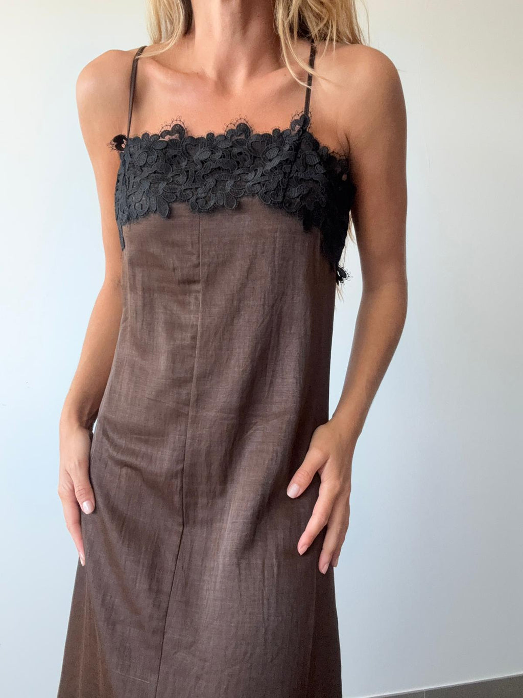 VESTIDO CÓCTEL MARRON