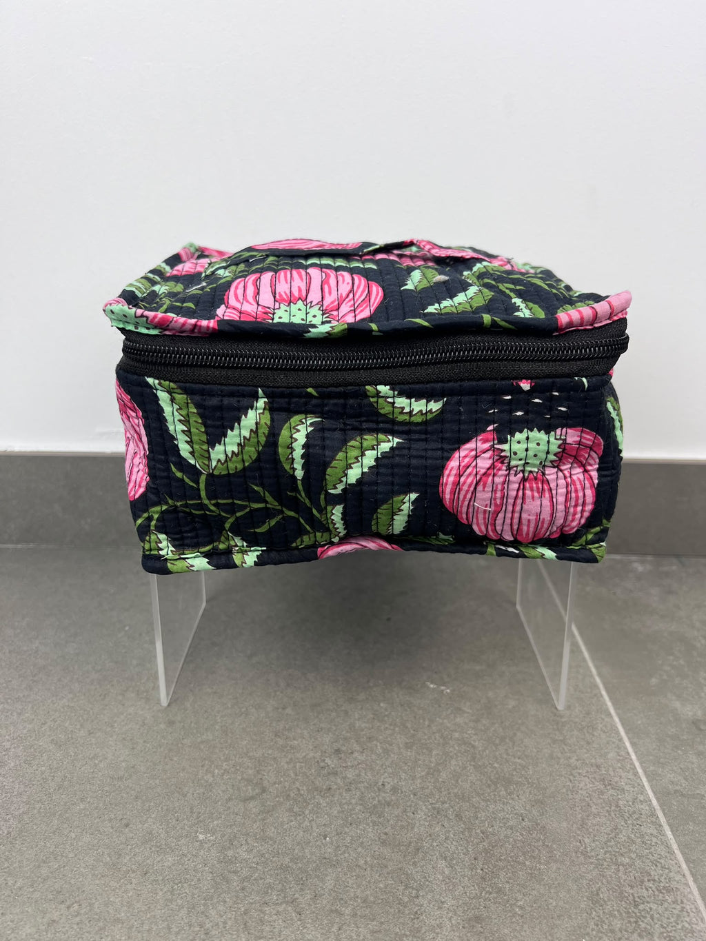 NECESER CUADRADO MARINO-FUCSIA