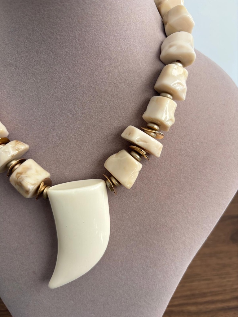COLLAR CUERNO MARFIL