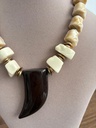 COLLAR CUERNO MARRON